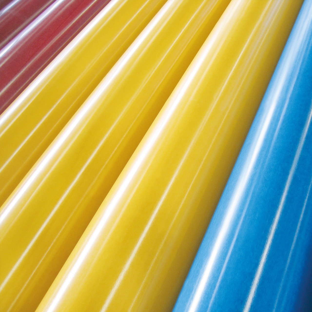 Content-GFK_RAL-1280x1280 Zwei rote, drei gelbe und ein blauer GFK-Mast liegen nebeneinander