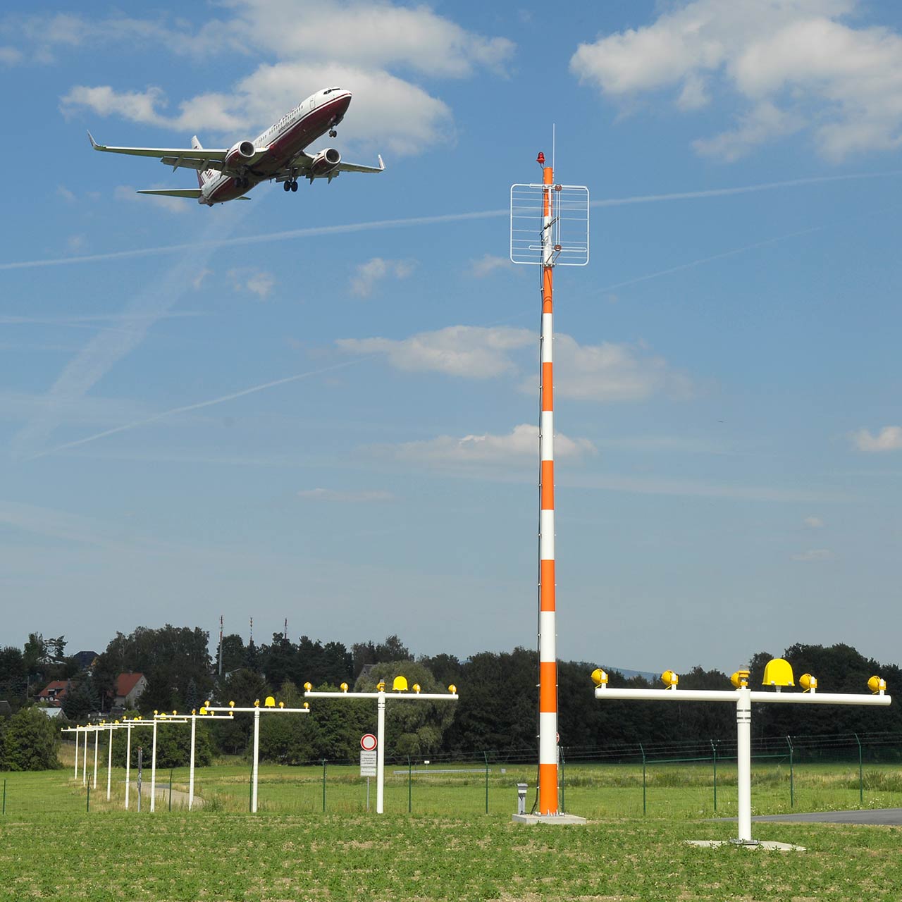 GFK_ILS_Monitormaste Flugzeug fliegt an Monitormast vorbei