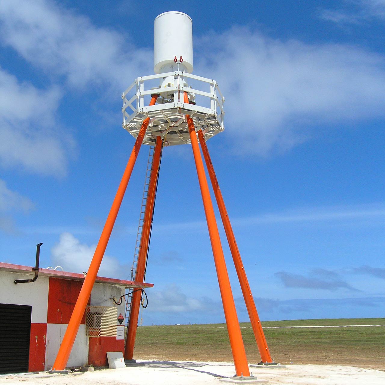 GFK_ILS_TACAN-Tower Tactical Air Navigation Turm in Guam