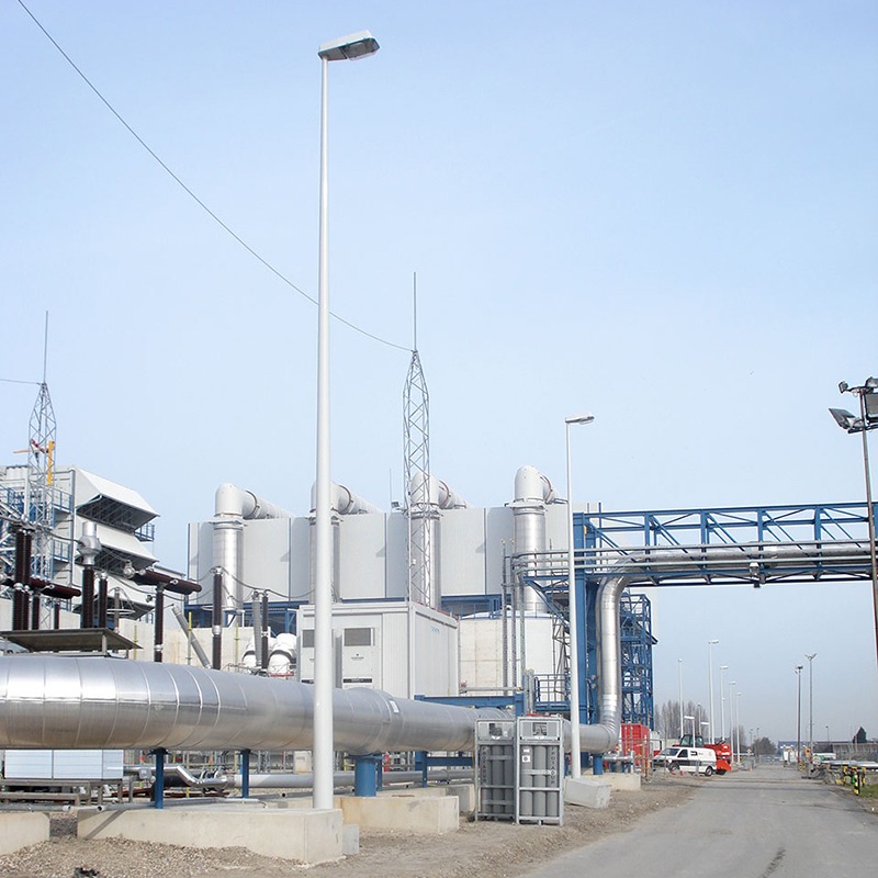 Lichtmaste in einem Industriegebiet