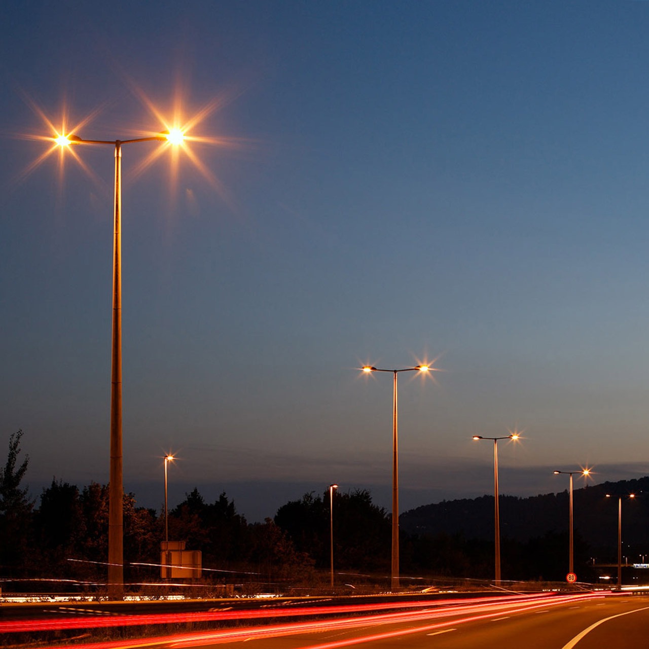Lichtmaste-Nacht Lichtmaste aus GFK beleuchten nachts die Straßen